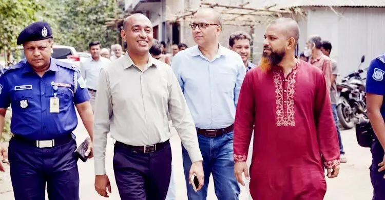 হঠাৎ বন্ধুর গ্রামের বাড়িতে হাজির আইনমন্ত্রী