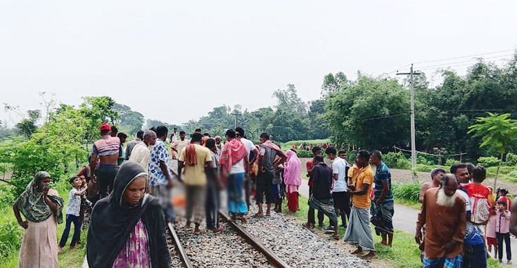 চলন্ত ট্রেনের নিচে ঝাঁপ দিয়ে প্রাণ গেল নারীর