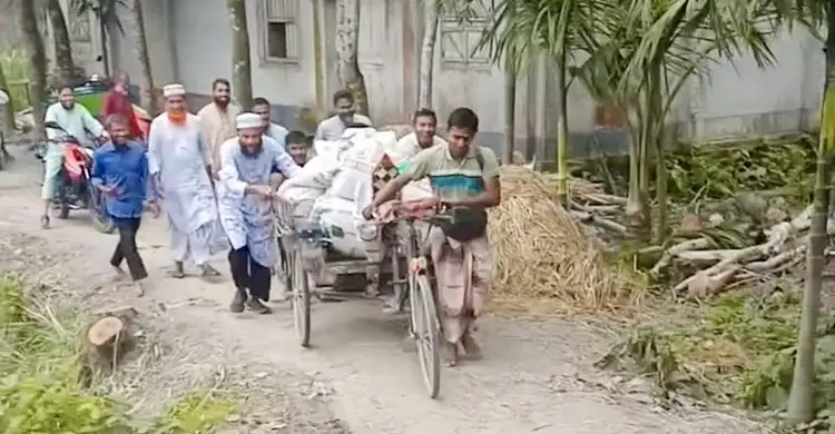 মালবোঝাই ভ্যান ঠেলে চালককে সহায়তা এমপির, ভিডিও ভাইরাল