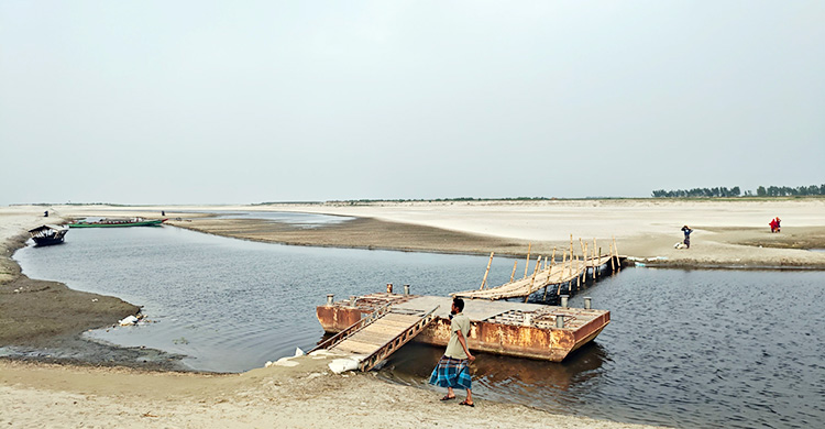 নাব্য সংকটে বন্ধ নৌচলাচল, মাইলের পর মাইল হেঁটে বালুচর পাড়ি