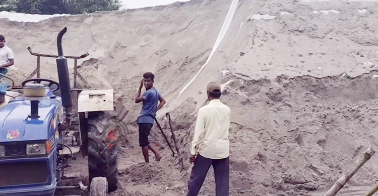 যমুনায় বালু তোলার মহোৎসব, বিলীন হচ্ছে ফসলি জমি-গ্রামীণ সড়ক