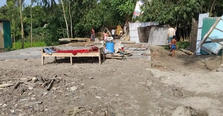 তিস্তার ভাঙনে নদীগর্ভে তিন শতাধিক পরিবারের বসতভিটা