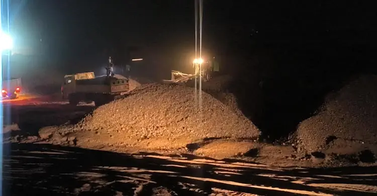 দিনের অনুমতি নিয়ে রাতেই পাথর লুট!