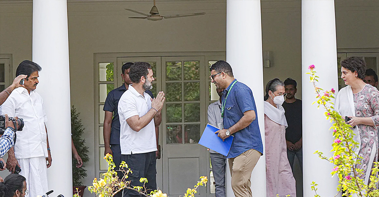 সময়মতো বাংলো ছেড়ে বেরিয়ে গেলেন রাহুল গান্ধী