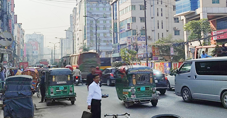 রাজধানীর সড়কে গাড়ির চাপ, চলছে না দূরপাল্লার বাস