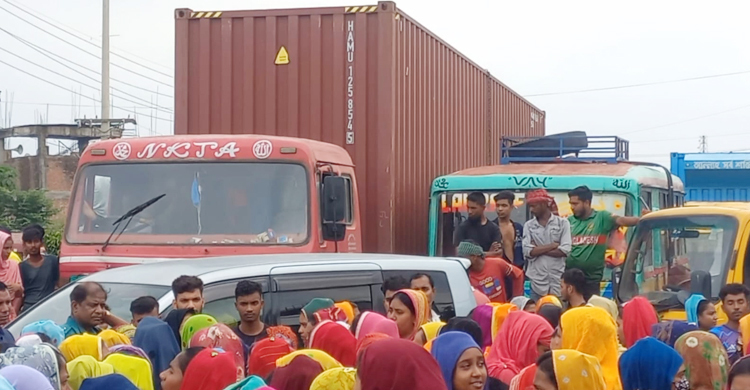 বকেয়া টাকার দাবিতে গাজীপুরের পোশাকশ্রমিকদের বিক্ষোভ