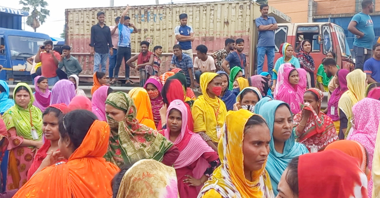 বকেয়া টাকার দাবিতে গাজীপুরের পোশাকশ্রমিকদের বিক্ষোভ