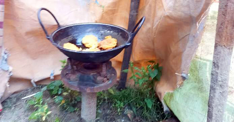 নেত্রকোনায় নলকূপের গ্যাসে চলছে রান্না