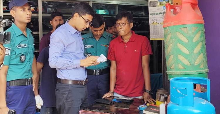 গ্যাস সংকটকে পুঁজি করে রন্ধন সামগ্রীর দাম বাড়ালেন ব্যবসায়ীরা