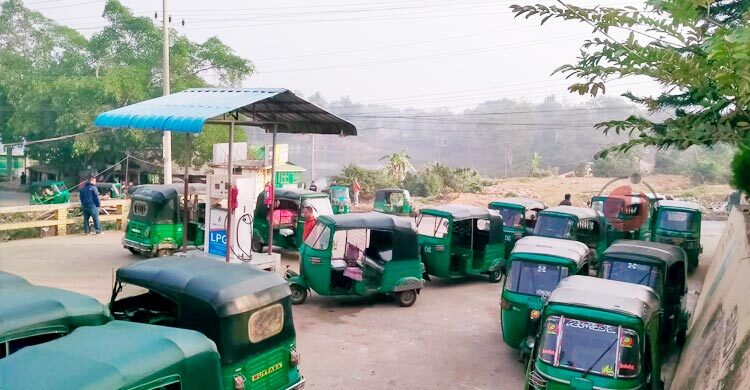 গ্যাস সংকটে বন্ধ ফিলিং স্টেশন, গণপরিবহনে ভোগান্তি