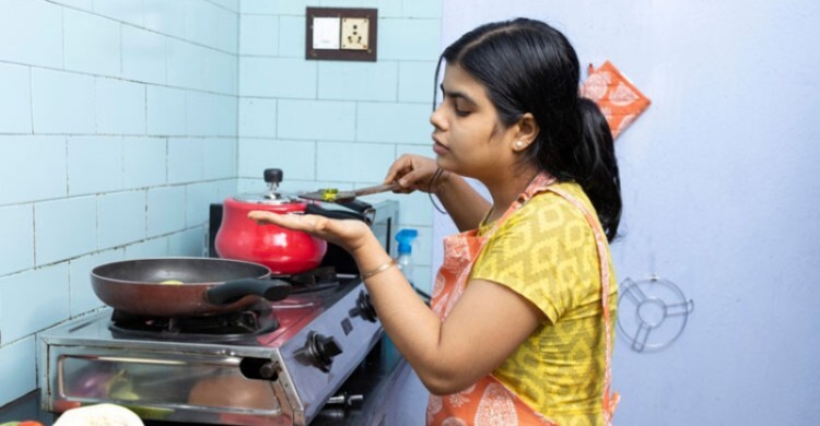 রাজধানীতে গ্যাস সংকটে অনেক বাসায় রান্না বন্ধ, ভোগান্তিতে নগরবাসী   