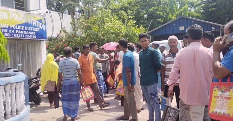 পশ্চিমবঙ্গে রান্নার গ্যাসের জন্য হাহাকার, থানার সামনে বিক্ষোভ