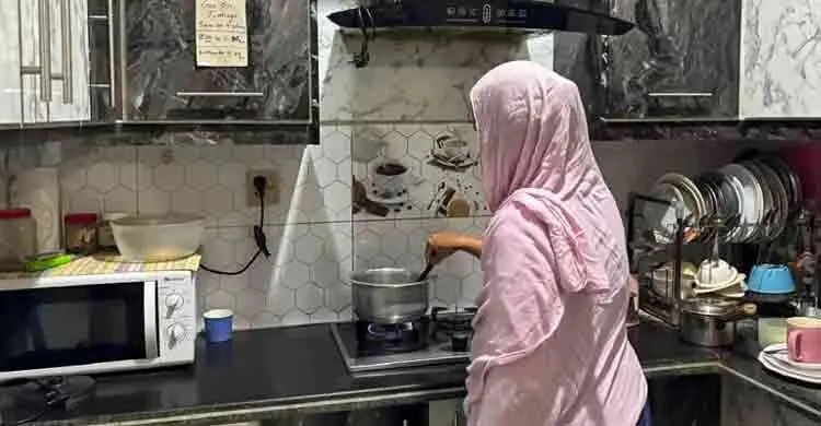 ঘড়ির কাঁটা নয়, গ্যাস-বিদ্যুতের সময়সূচিতে চলছে পাকিস্তানিদের জীবন