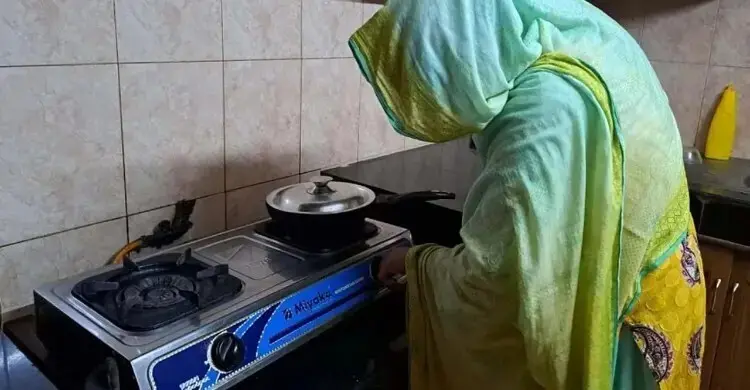 টিমটিম করে জ্বলছে চুলা, এক ঘণ্টার রান্না তিন ঘণ্টায়ও শেষ হচ্ছে না