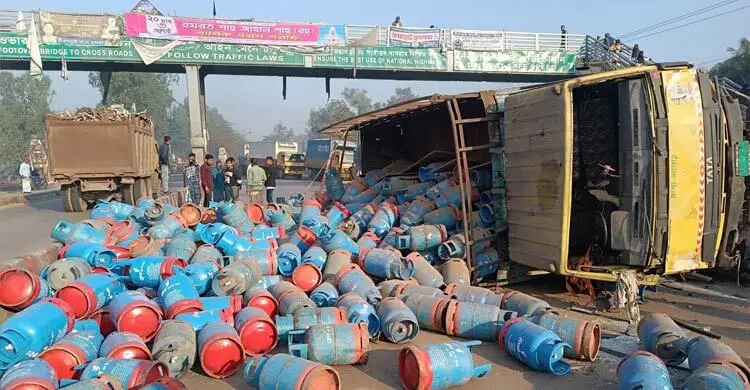মিরসরাইয়ে সিলিন্ডারবাহী গাড়ি উল্টে পথচারী নিহত