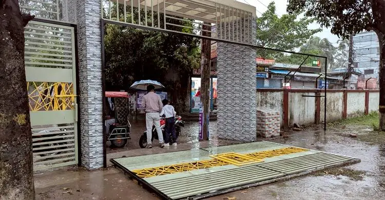 কালবৈশাখীতে ভেঙে পড়লো বিদ্যালয়ের গেট, গুরুতর আহত শিক্ষার্থী