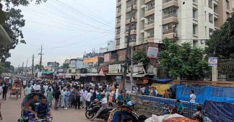 DUCSU polls: Crowds gather at DU entrances