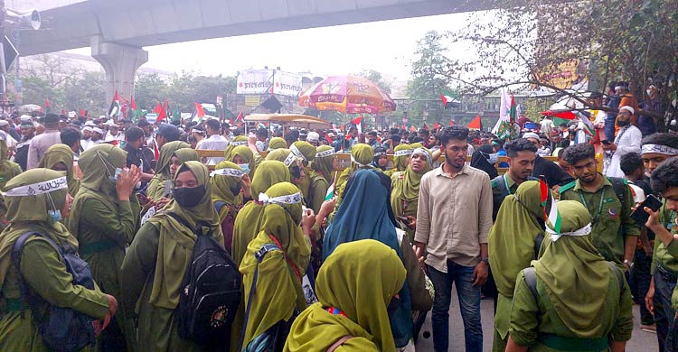 নারীরাও অংশ নিয়েছেন মার্চ ফর গাজা কর্মসূচিতে