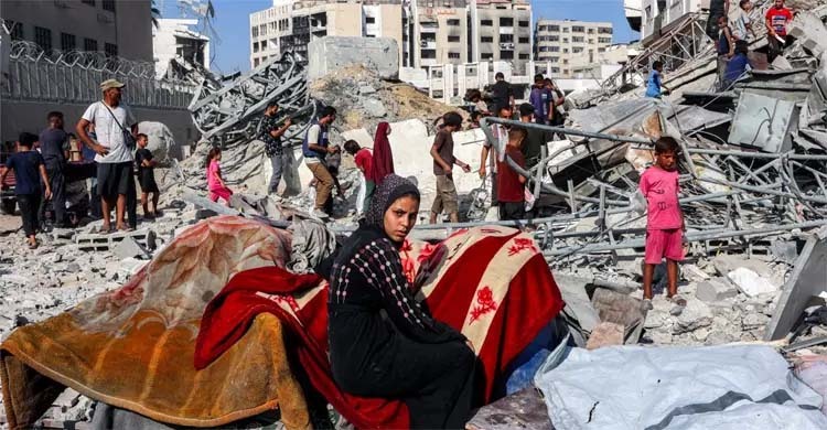 ধ্বংসস্তূপের নিচে প্রিয়জনদের ‘শেষ চিহ্ন’ খুঁজছেন হাজারও ফিলিস্তিনি