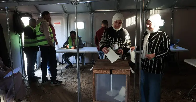 যুদ্ধবিধ্বস্ত গাজায় চলছে পৌর নির্বাচন