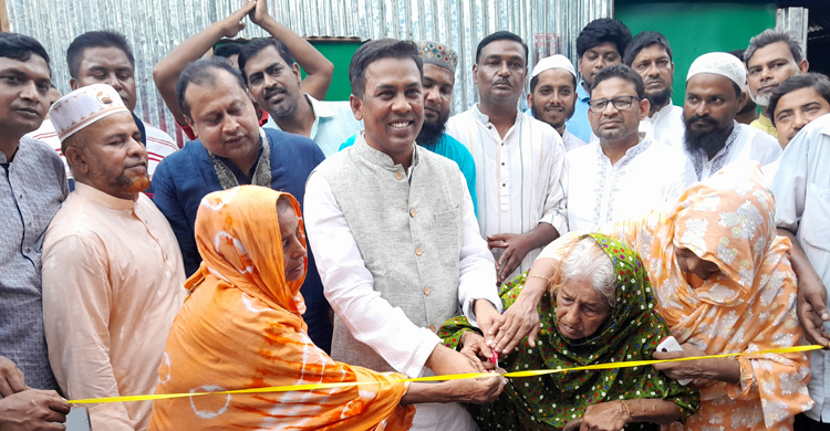 আগুনে পুড়ে যাওয়া তিনটি ঘর নির্মাণ করে দিলেন যুবলীগ নেতা