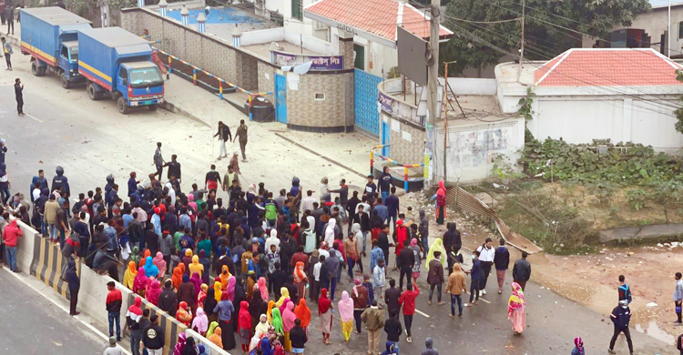 সড়ক অবরোধ করে বিক্ষোভে কোকোলা ফুড কারখানার শ্রমিকরা