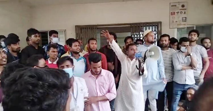 বেতন দাবির পর কারখানা বন্ধ, আন্দোলনে শ্রমিকরা