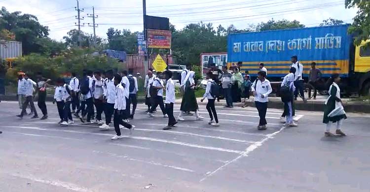 শিক্ষার্থীকে বাসের ধাক্কা, গাজীপুরে মহাসড়ক অবরোধ করে বিক্ষোভ