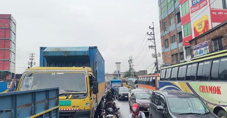 বৃষ্টির পানিতে তলিয়ে ঢাকা-ময়মনসিংহ মহাসড়কে ১০ কিলোমিটার যানজট
