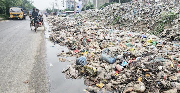 যে সড়কে চলা দায়