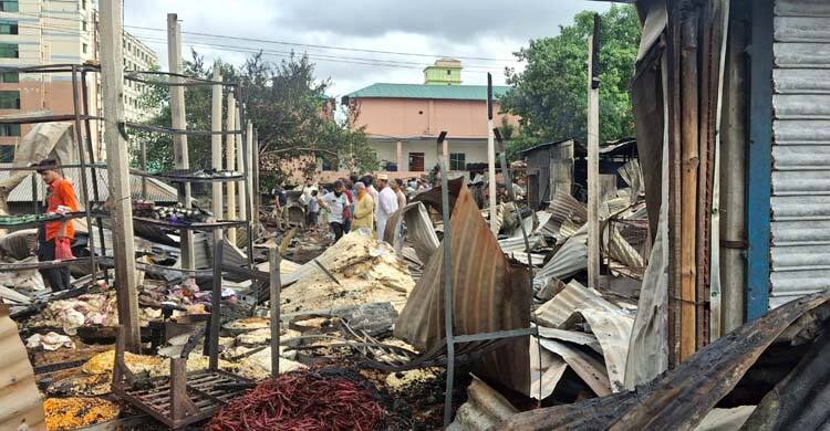 গাজীপুরে বাজারে আগুন, ১৬ দোকান পুড়ে ছাই