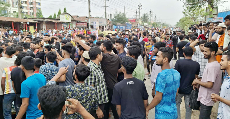 গাজীপুরে ঢাকা-ময়মনসিংহ মহাসড়ক অবরোধ করে শ্রমিকদের বিক্ষোভ