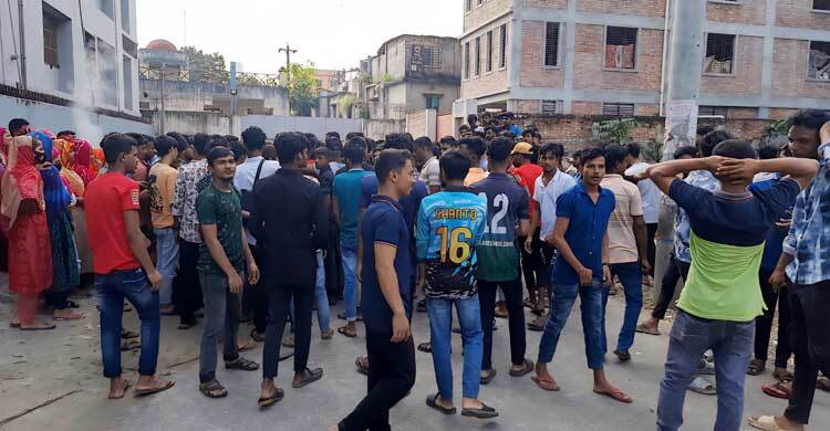 গাজীপুরে ৯ দফা দাবিতে শ্রমিকদের বিক্ষোভ