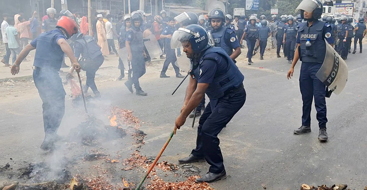 কারখানা খুলে দিতে শ্রমিকদের বিক্ষোভ, মহাসড়কে অগ্নিসংযোগ
