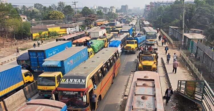 গাজীপুরের দুই মহাসড়কে যানজট, দুর্ভোগে ঘরমুখো মানুষ