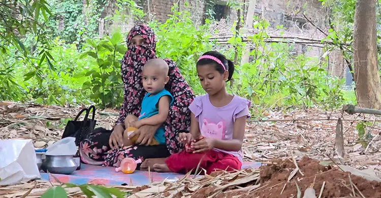 দুই সন্তান নিয়ে স্বামীর কবরের পাশে ঠাঁই নিলেন স্ত্রী
