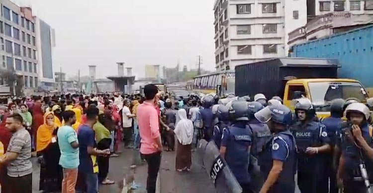 বেতন দাবির পর কারখানা বন্ধ, আন্দোলনে শ্রমিকরা