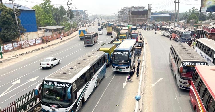 গাজীপুরে সড়কে বাড়ছে যানবাহন-যাত্রীর চাপ