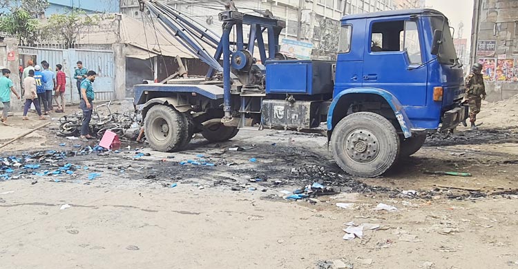 গাজীপুর, শ্রমিক বিক্ষোভ, সড়ক অবরোধগাজীপুরে শ্রমিকের মৃত্যু,&nbsp;গুজব ছড়িয়ে সড়ক অবরোধ, অর্ধশতাধিক কারখানায় ছুটি ঘোষণা