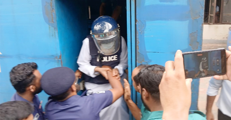 গাজীপুরে আদালতে দীপু মনি-পলকের ওপর ডিম নিক্ষেপ