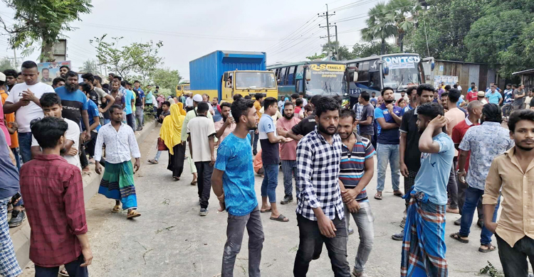 গাজীপুরে ঢাকা-ময়মনসিংহ মহাসড়ক অবরোধ করে শ্রমিকদের বিক্ষোভ