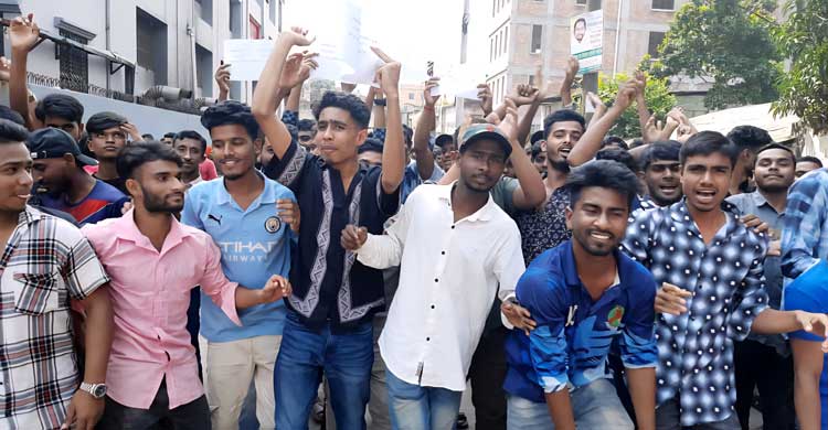 গাজীপুরে ৯ দফা দাবিতে শ্রমিকদের বিক্ষোভ