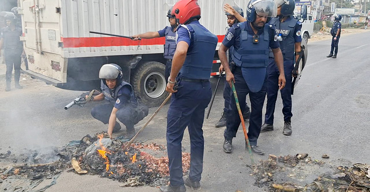 কারখানা খুলে দিতে শ্রমিকদের বিক্ষোভ, মহাসড়কে অগ্নিসংযোগ