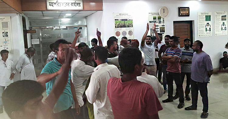 ওভারটাইম বন্ধের প্রতিবাদে ব্রি মহাপরিচালকের কার্যালয় ঘেরাও