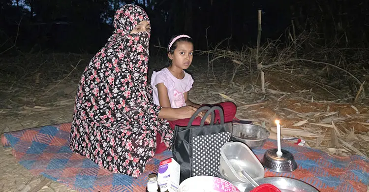 জায়গা হয়নি শ্বশুরবাড়িতে, দুই সন্তান নিয়ে স্বামীর কবরের পাশে ঠাঁই নিলেন স্ত্রী