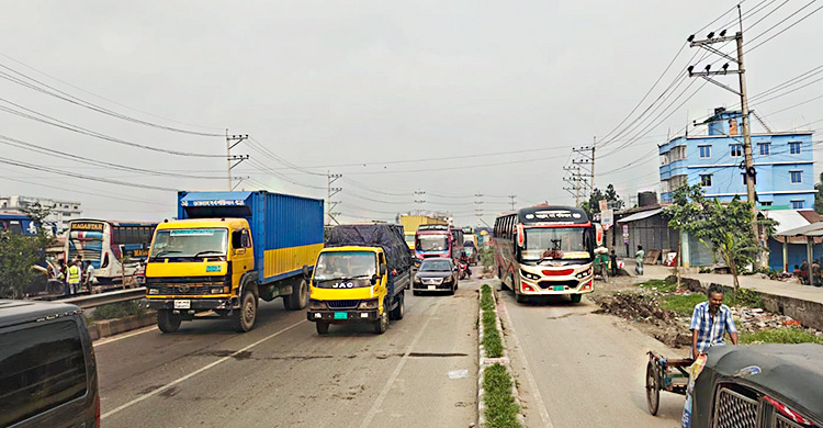 গাজীপুরের পোশাক কারখানায় ঈদের ছুটি শুরু, ঘরমুখো শ্রমিকদের ভিড়
