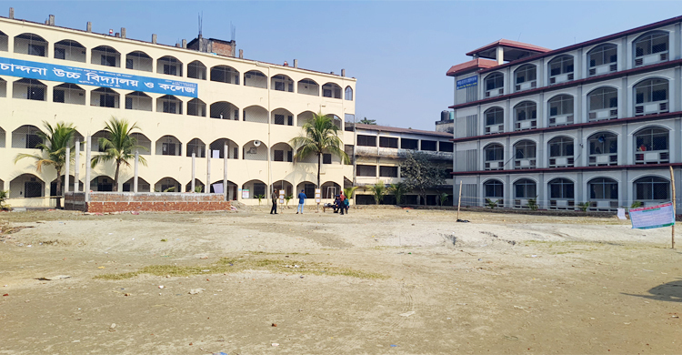 গাজীপুরে কেন্দ্রে ভোটার উপস্থিতি কম, বাইরে মানুষের ভিড়