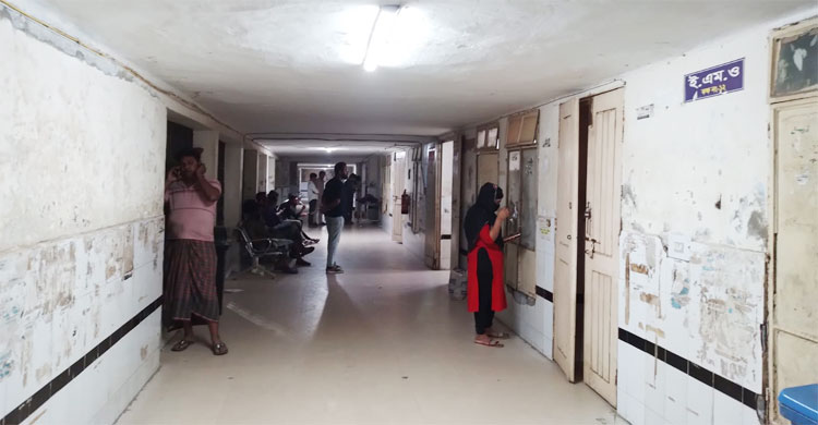 স্ত্রীর গলায় বটি চালিয়ে স্বামীর আত্মহত্যার চেষ্টা