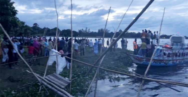 বিলে বেড়াতে গিয়ে নৌকাডুবে ৩ বন্ধু নিখোঁজ