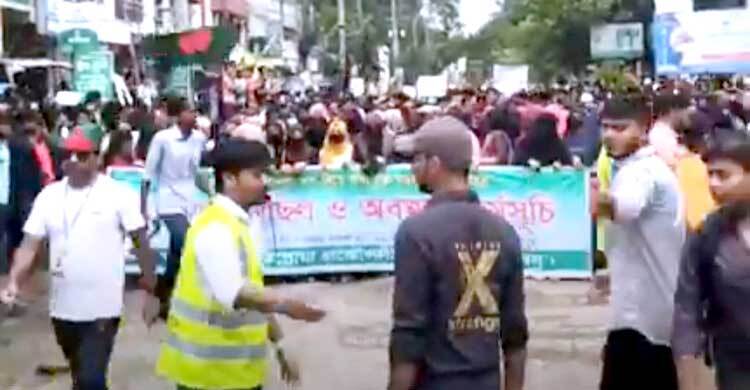 জয়দেবপুরে কারিগরি শিক্ষার্থীদের সড়ক অবরোধ